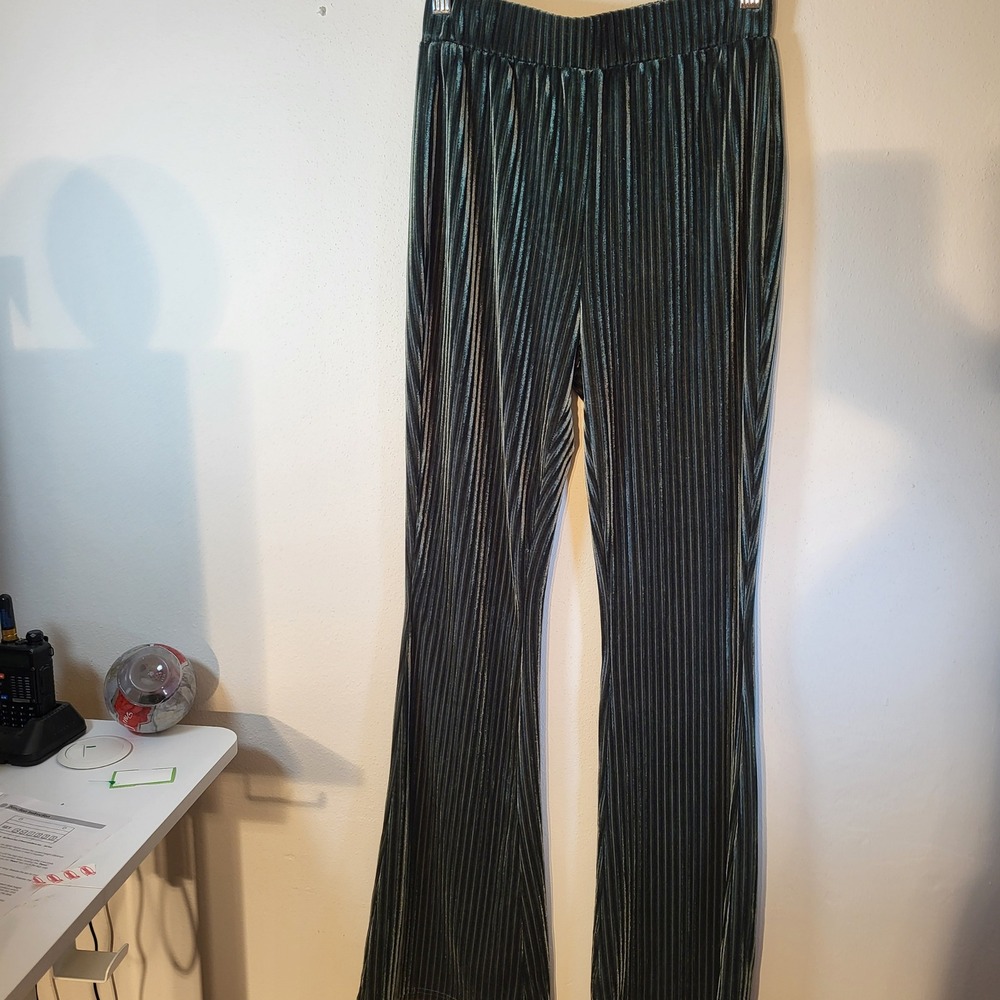 SHEIN Women's Green Velvet Ribbed Flared Pants‎ Size M